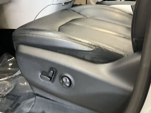 Used 2019 Chrysler Pacifica Touring-L image 12