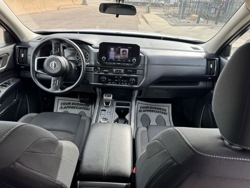 Used 2025 Nissan Pathfinder S image 17