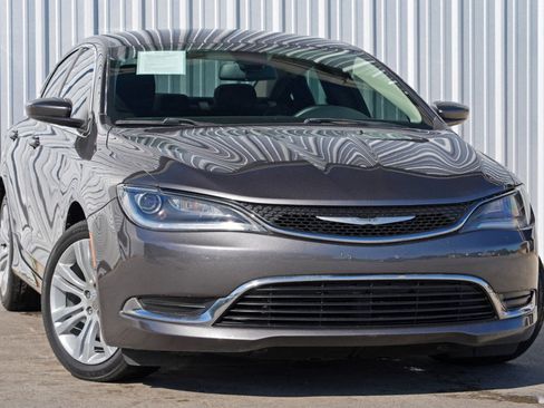 Used 2015 Chrysler 200 Limited w/ Convenience Group image 2