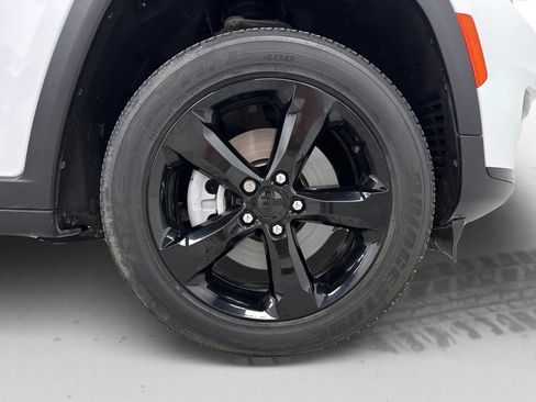 Used 2024 Jeep Grand Cherokee L Altitude image 28