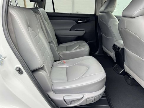 Used 2024 Toyota Highlander XLE image 15