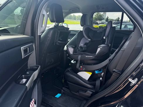 Used 2021 Ford Explorer XLT w/ Equipment Group 202A AWD/4WD image 12