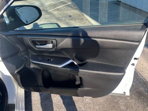 Used 2016 Toyota Camry SE image 17