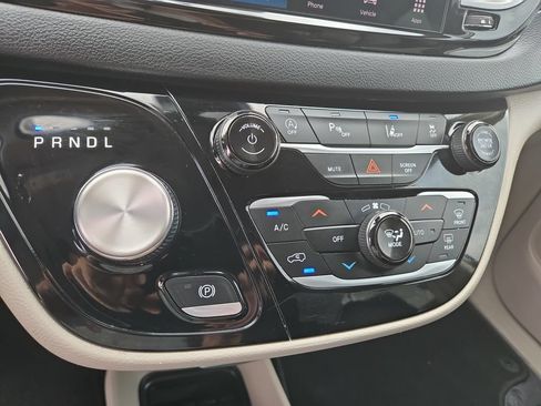 Used 2023 Chrysler Pacifica Touring-L FWD image 31