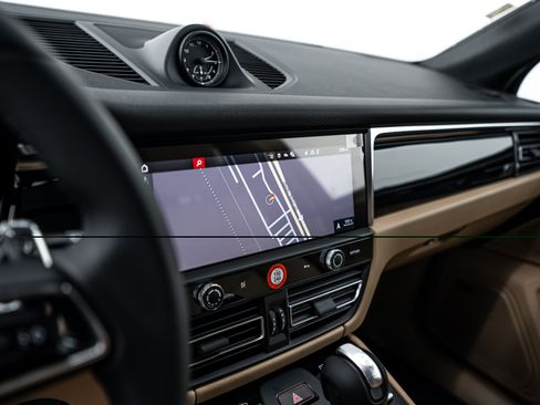 Certified 2026 Porsche Macan AWD/4WD image 12