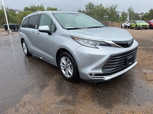 Used 2025 Toyota Sienna Limited AWD/4WD image 8