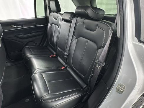 Used 2024 Jeep Grand Cherokee Limited image 12