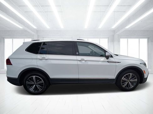 Used 2024 Volkswagen Tiguan SE AWD/4WD image 2