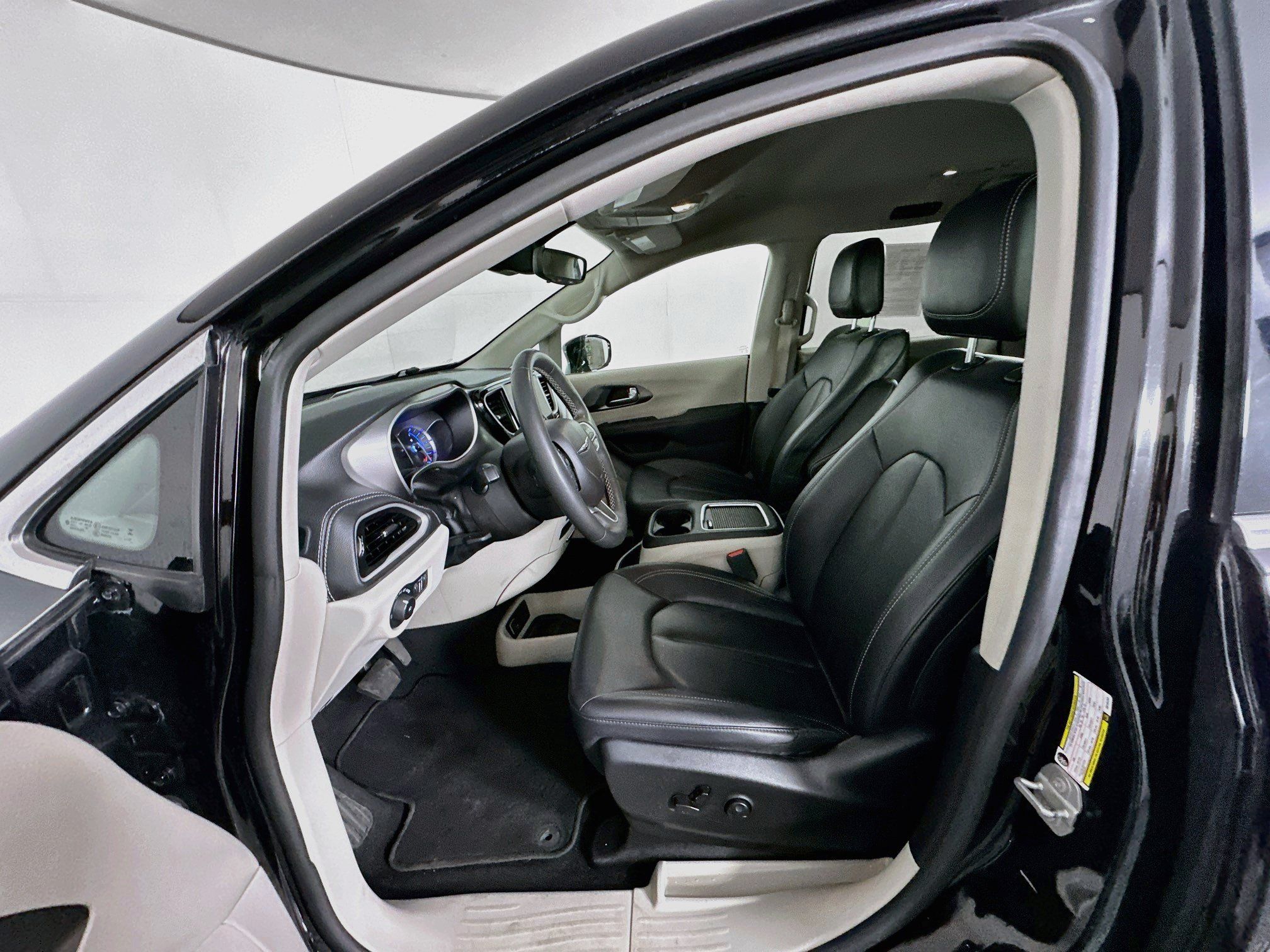 Used 2024 Chrysler Pacifica Limited FWD image 13
