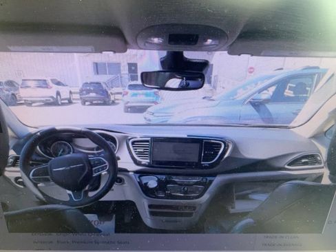 Used 2023 Chrysler Pacifica Touring-L FWD image 8