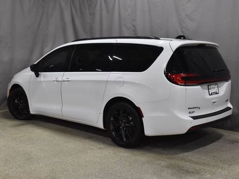 Certified 2025 Chrysler Pacifica Limited image 7