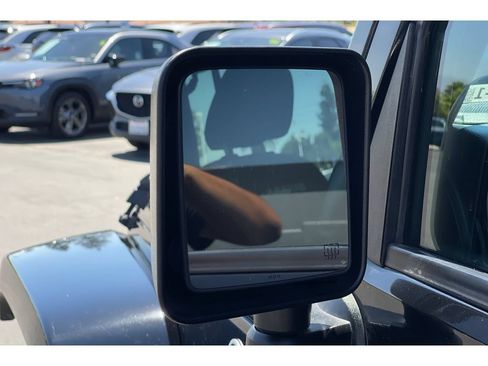 Used 2017 Jeep Wrangler Unlimited Sahara w/ Connectivity Group AWD/4WD image 11
