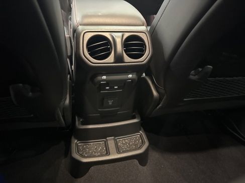 Used 2025 Jeep Wrangler Unlimited Rubicon image 14