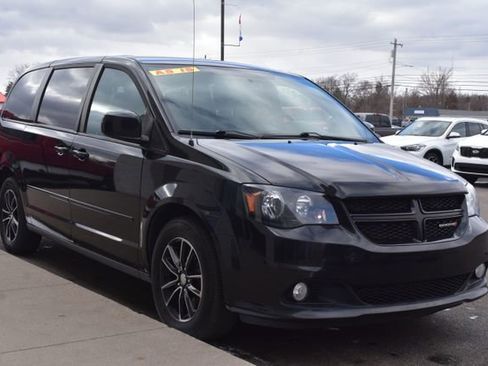 Used 2017 Dodge Grand Caravan SXT w/ Driver Convenience Group image 4
