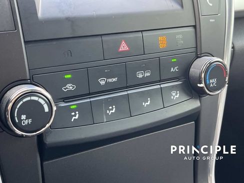 Used 2016 Toyota Camry SE FWD image 25