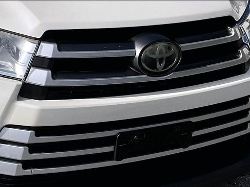 Used 2017 Toyota Highlander XLE image 34