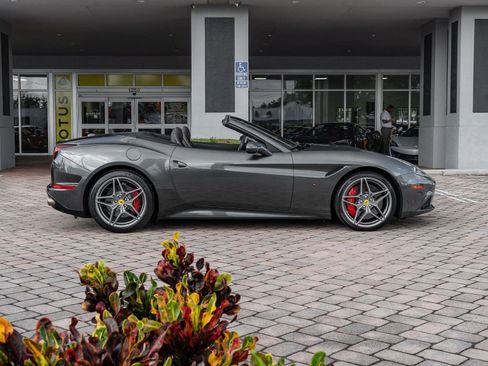 Used 2015 Ferrari California T image 18