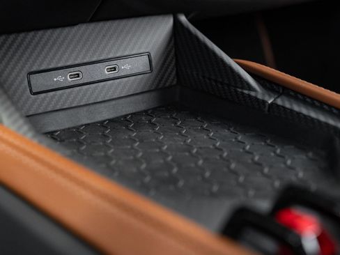 Used 2024 Lamborghini Revuelto image 40