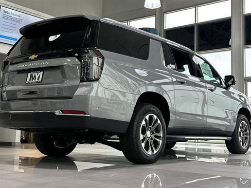 New 2026 Chevrolet Suburban LT image 3