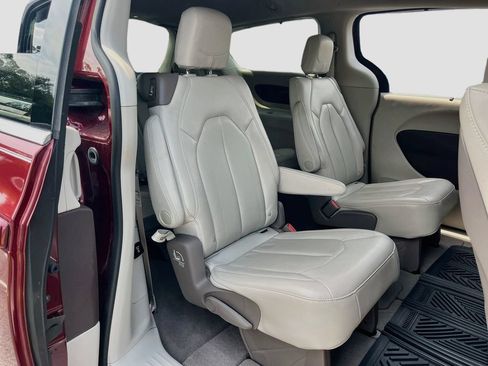 Used 2020 Chrysler Pacifica Touring-L Plus w/ Advanced Safetytec Group FWD image 29
