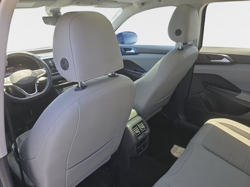 Used 2022 Volkswagen Taos SE w/ Panoramic Sunroof Package FWD image 10