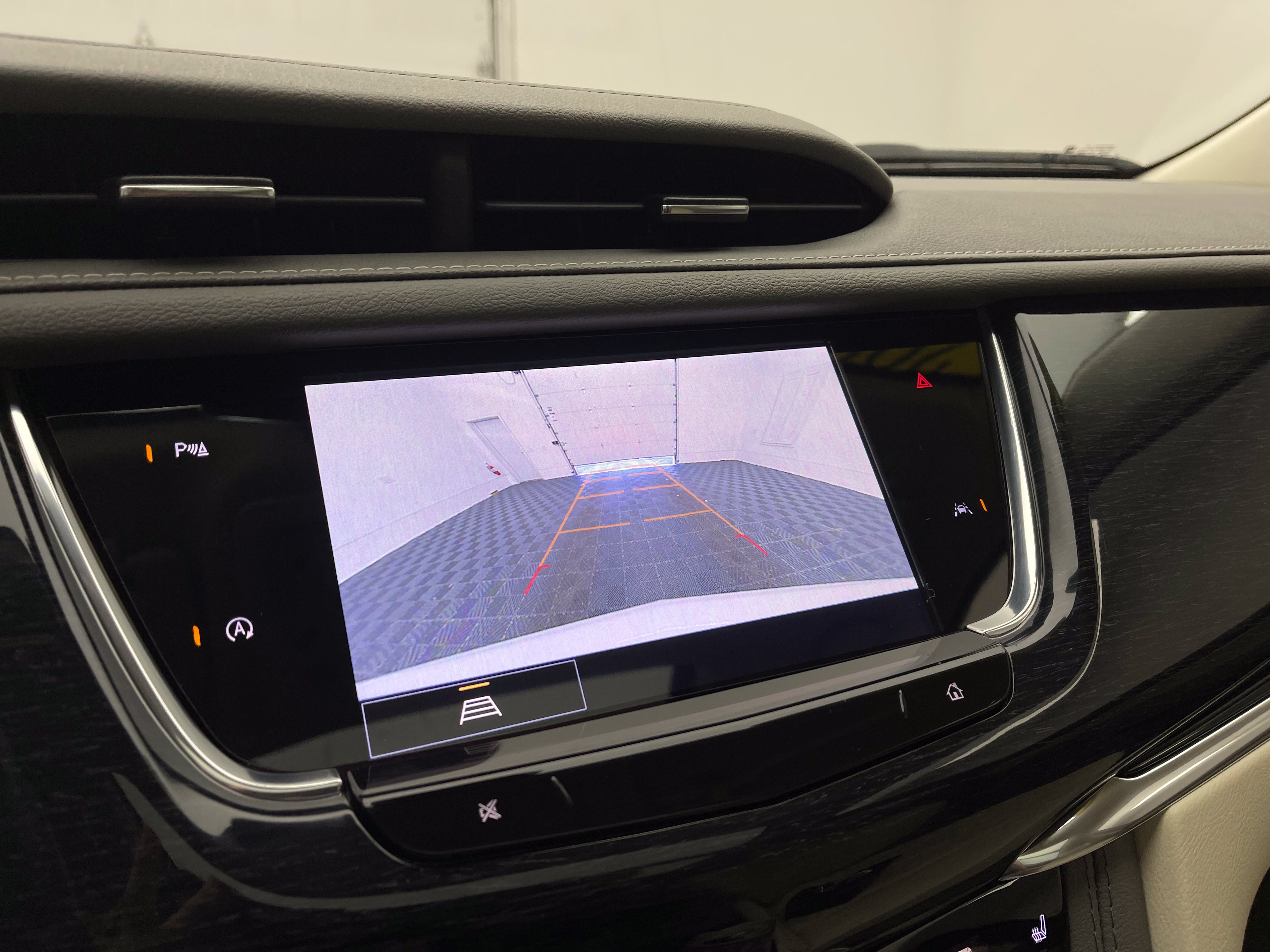 Used 2024 Cadillac XT6 Premium Luxury FWD image 4