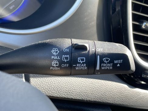 Used 2025 Chrysler Pacifica Select FWD image 18