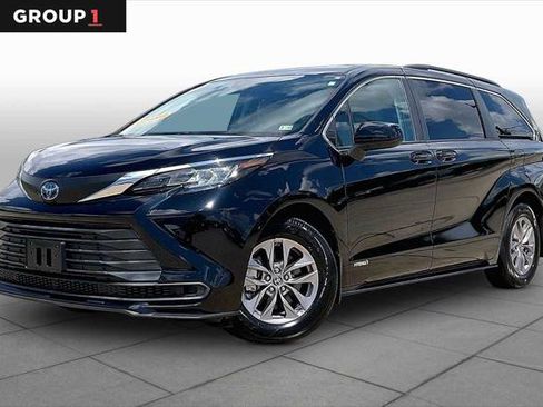 Certified 2021 Toyota Sienna LE FWD image 1