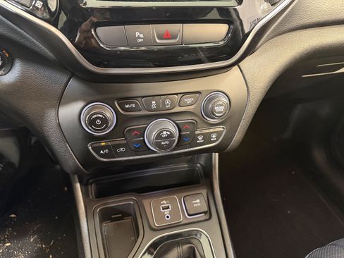 Used 2020 Jeep Cherokee Limited image 19