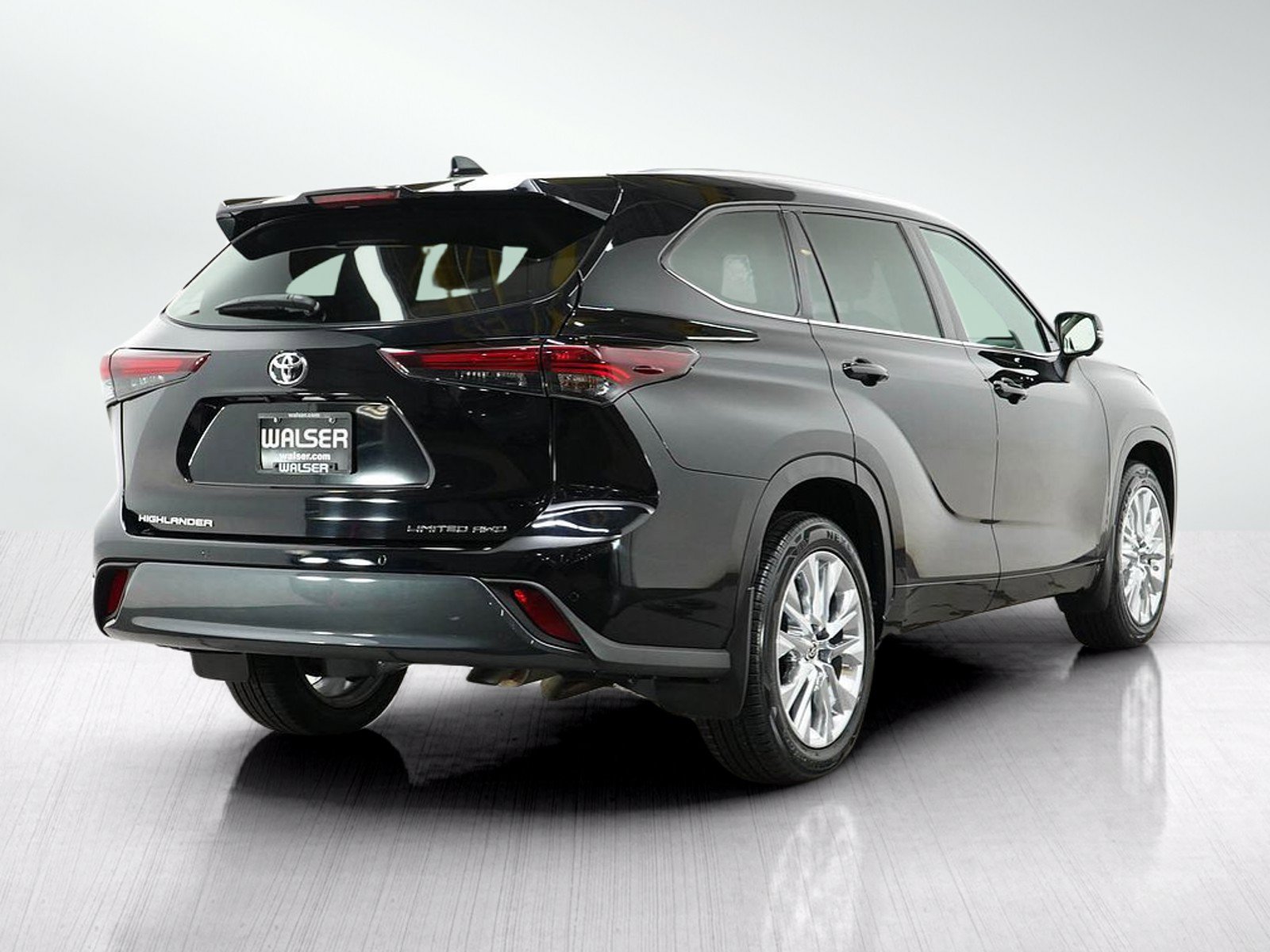 Used 2024 Toyota Highlander Limited AWD/4WD image 7
