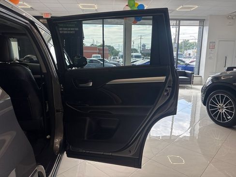 Used 2017 Toyota Highlander XLE AWD/4WD image 38