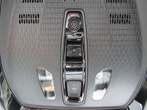Certified 2025 Cadillac Optiq Sport 2 w/ LPO, Floor Liner Package AWD/4WD image 31