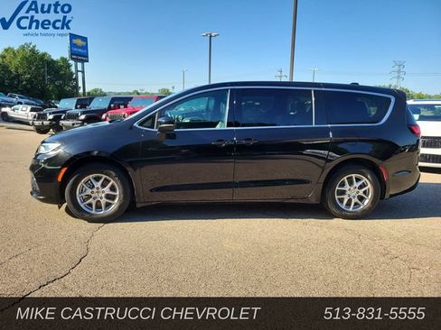 Used 2025 Chrysler Pacifica Select FWD image 2