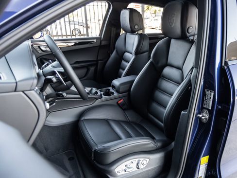 Certified 2026 Porsche Macan AWD/4WD image 5