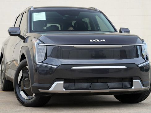 Used 2024 Kia EV9 Wind AWD/4WD image 2