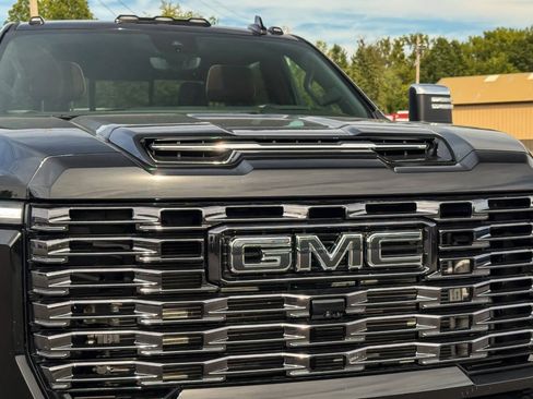 Used 2025 GMC Sierra 3500 Denali Ultimate AWD/4WD image 9