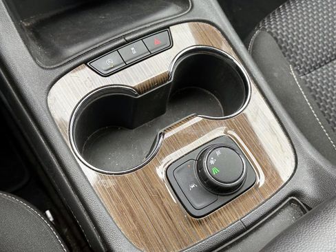 Certified 2023 GMC Acadia SLE image 25