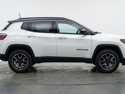 Used 2025 Jeep Compass Trailhawk AWD/4WD image 11