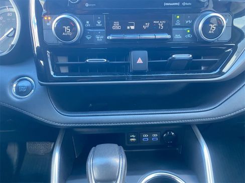 Used 2022 Toyota Highlander XLE image 22