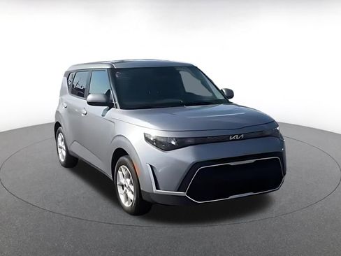 Used 2025 Kia Soul LX w/ LX Technology Package FWD image 3