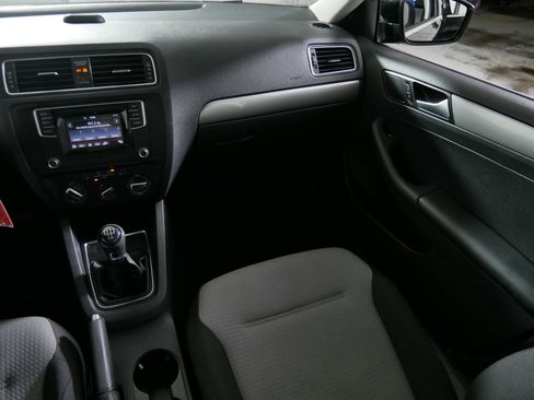 Used 2017 Volkswagen Jetta S image 11