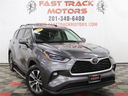 Used 2021 Toyota Highlander XLE image 3