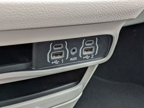 Used 2023 Chrysler Pacifica Touring-L FWD image 21