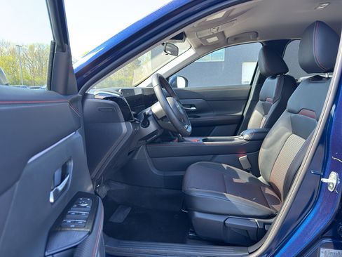 Used 2025 Nissan Kicks SR AWD/4WD image 11