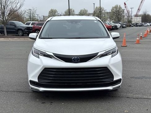 Used 2023 Toyota Sienna LE image 6