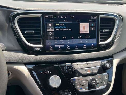 Used 2023 Chrysler Pacifica Touring-L FWD image 15