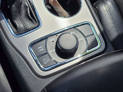 Used 2020 Jeep Grand Cherokee Altitude AWD/4WD image 28