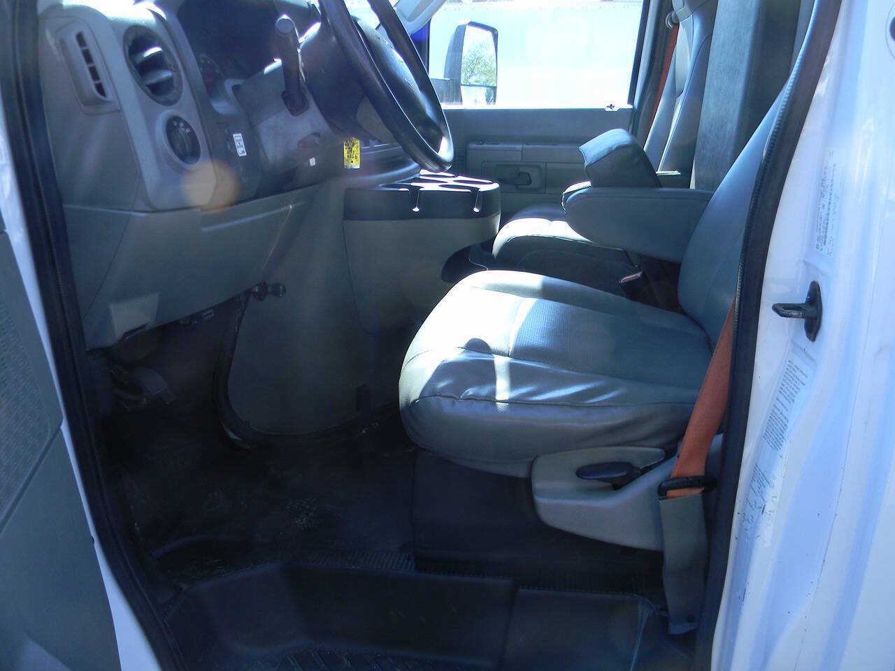 Used 2017 Ford E-350 and Econoline 350 Super Duty RWD image 3