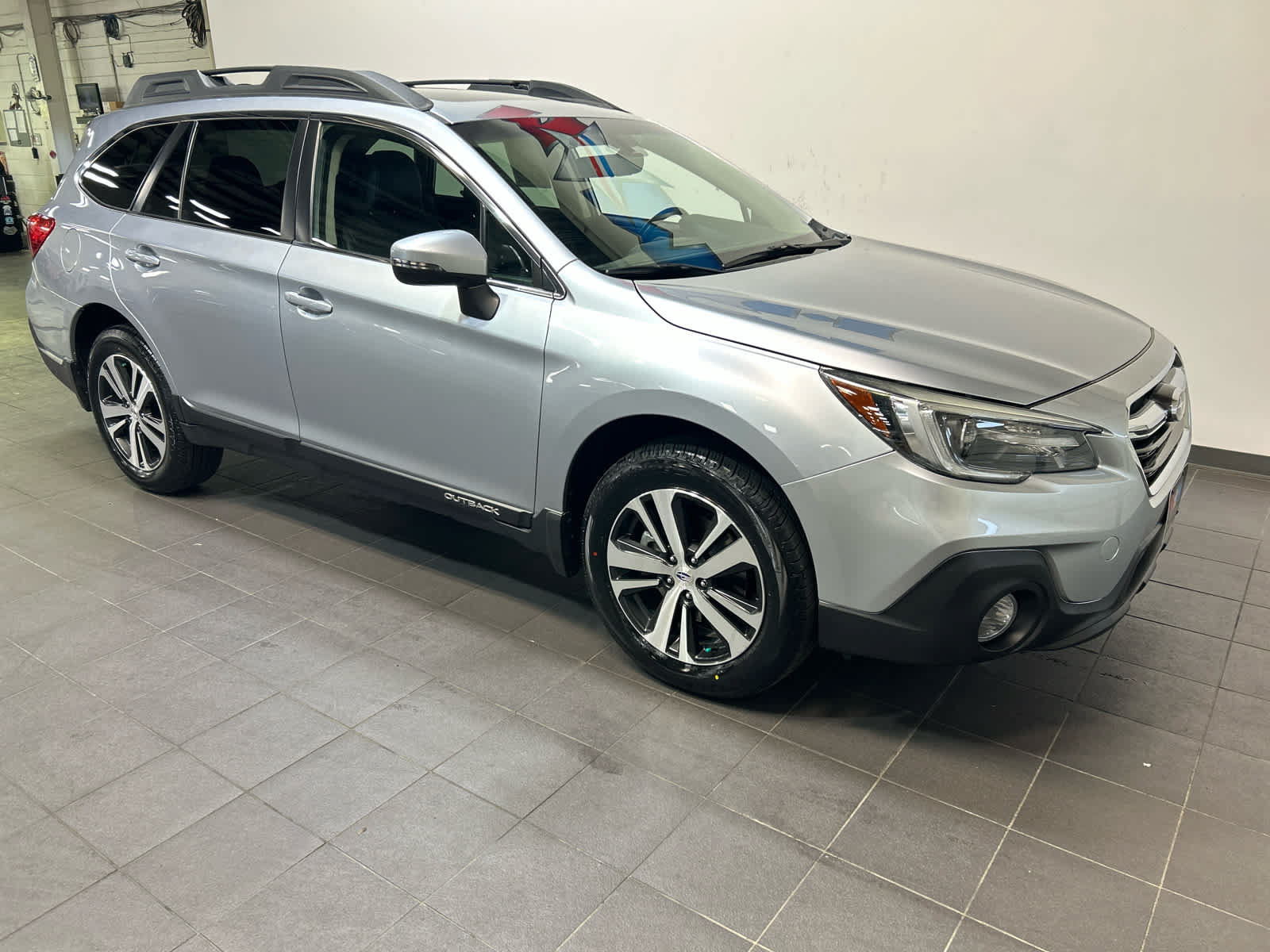 Used 2019 Subaru Outback 3.6R Limited w/ Popular Package #2 AWD/4WD image 2