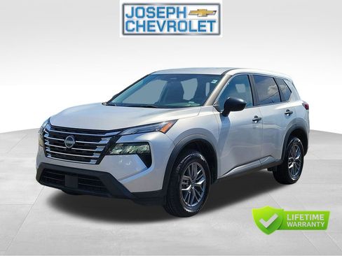 Used 2024 Nissan Rogue S AWD/4WD image 2